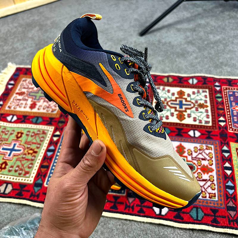 کفش کوهنوردی و رانینگ استوک اورجینال بروکس مدل Cascade 16