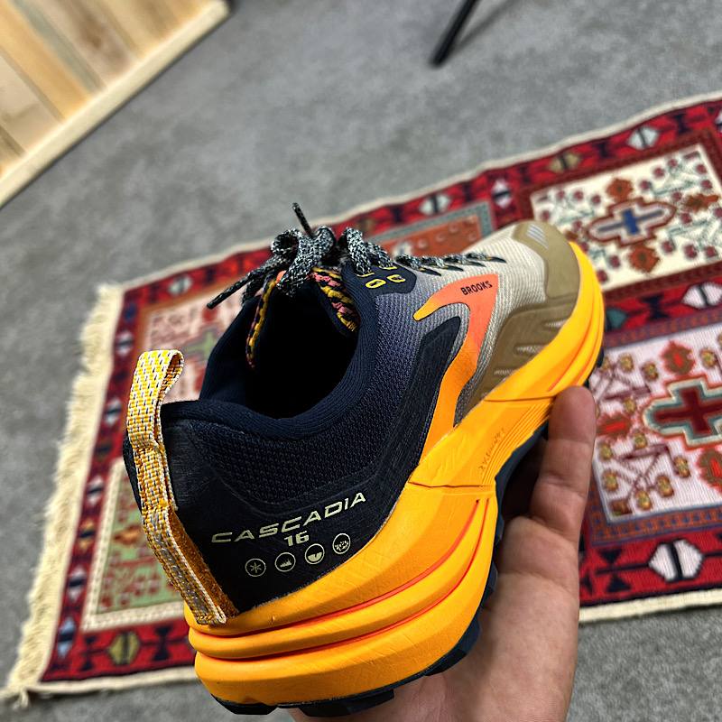 کفش کوهنوردی و رانینگ استوک اورجینال بروکس مدل Cascade 16